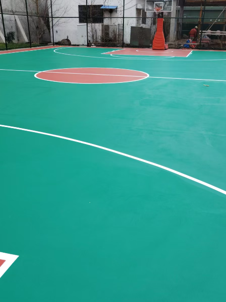 白云矿区 球场长期使用易出现地面开裂